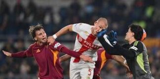 Svilar colpisce al volto Ostigard in uscita, nessun rigore: proteste in Roma-Genoa