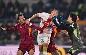 Svilar colpisce al volto Ostigard in uscita, nessun rigore: proteste in Roma-Genoa