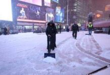 Tempesta di neve a New York, disagi e voli cancellati: il maltempo inguaia i viaggi per le feste