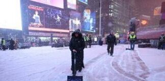 Tempesta di neve a New York, disagi e voli cancellati: il maltempo inguaia i viaggi per le feste
