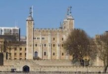 Torre di Londra, imbrattata con cibo la teca contenente la Corona Imperiale: 4 arresti