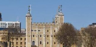 Torre di Londra, imbrattata con cibo la teca contenente la Corona Imperiale: 4 arresti