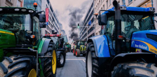 I 26 anni del trattato UE–Mercosur. Dal Brasile Giuseppe Arnò (ASIB): festeggiati senza firma, tra trattori in marcia e leader in retromarcia Trattori contro l'accordo UE - Mercosur a Bruxelles