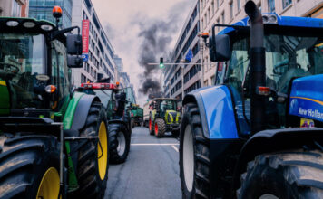 I 26 anni del trattato UE–Mercosur. Dal Brasile Giuseppe Arnò (ASIB): festeggiati senza firma, tra trattori in marcia e leader in retromarcia Trattori contro l'accordo UE - Mercosur a Bruxelles