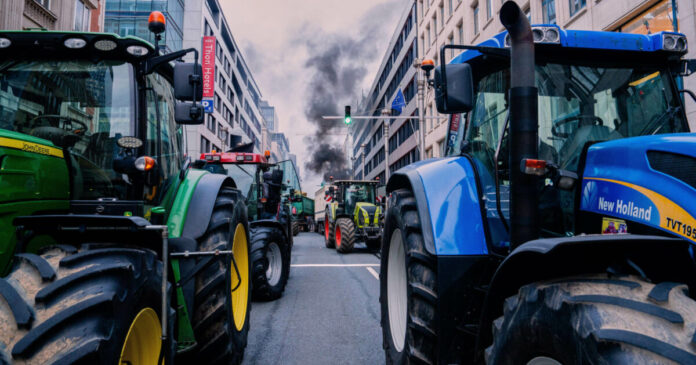 Trattori contro l'accordo UE - Mercosur a Bruxelles Trattori contro l'accordo UE - Mercosur a Bruxelles