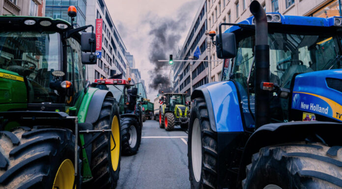 I 26 anni del trattato UE–Mercosur. Dal Brasile Giuseppe Arnò (ASIB): festeggiati senza firma, tra trattori in marcia e leader in retromarcia Trattori contro l'accordo UE - Mercosur a Bruxelles