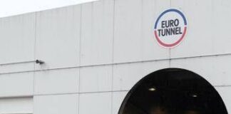 Tunnel sotto la Manica, problemi a circolazione treni con ritardi e cancellazioni. Eurostar: “Rimandate il viaggio”