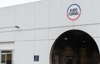Tunnel sotto la Manica, problemi a circolazione treni con ritardi e cancellazioni. Eurostar: “Rimandate il viaggio”