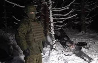 Ucraina, attacco alla residenza di Putin: Russia mostra il drone abbattuto