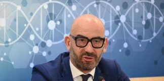 Vaccini, Bassetti chiede di rinviare l’apertura delle scuole: “Coperture in Sicilia basse”