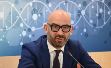 Vaccini, Bassetti chiede di rinviare l’apertura delle scuole: “Coperture in Sicilia basse”