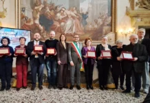 Vicenza celebra botteghe e attività storiche: sette nuovi riconoscimenti raccontano l’identità della città Vicenza con sindaco Possamai e assessore Balbi celebra le botteghe e attività storiche
