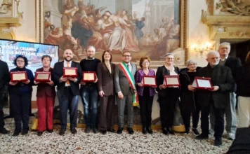 Vicenza celebra botteghe e attività storiche: sette nuovi riconoscimenti raccontano l’identità della città Vicenza con sindaco Possamai e assessore Balbi celebra le botteghe e attività storiche