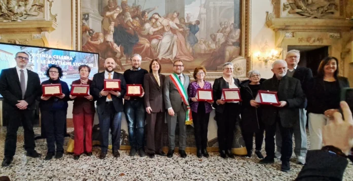 Vicenza con sindaco Possamai e assessore Balbi celebra le botteghe e attività storiche Vicenza con sindaco Possamai e assessore Balbi celebra le botteghe e attività storiche