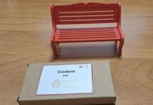 Violenza sulle donne, ‘Piccola Panchina Rossa’ da scrivania: il regalo per sostenere la speranza