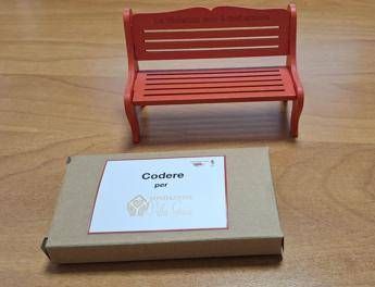 Violenza sulle donne, ‘Piccola Panchina Rossa’ da scrivania: il regalo per sostenere la speranza