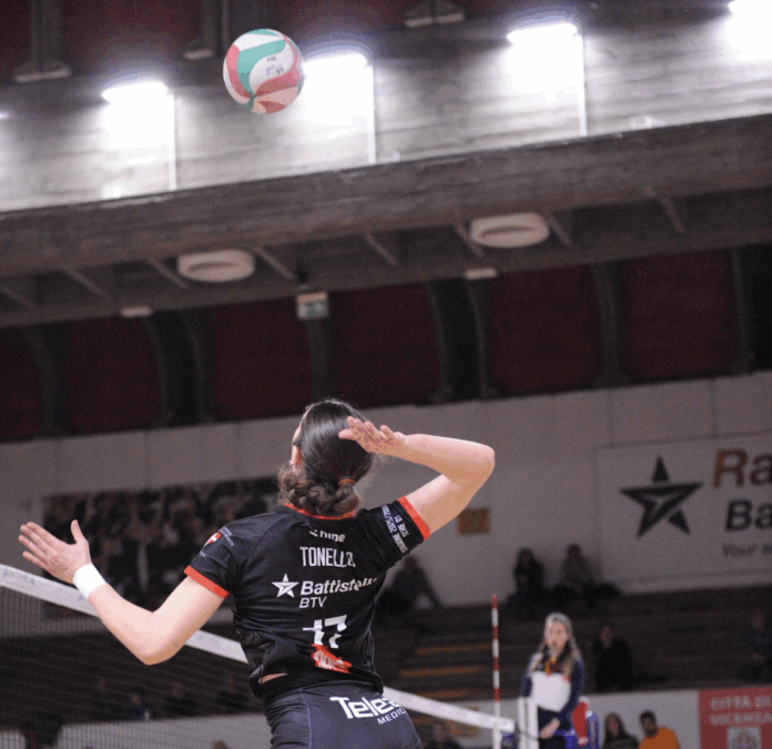 Volksbank Vicenza Volley 3-0 al Brembo, una schiacciata (foto Matteo Battaglia)