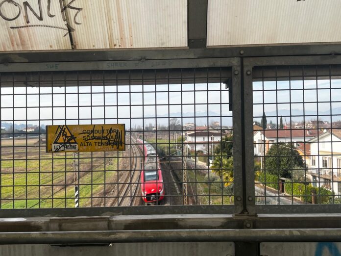 La vista del treno dall'attuale passerella di Strada Paradiso Terzo lotto