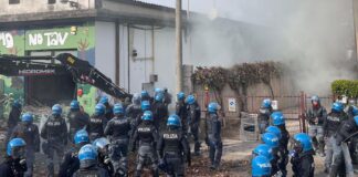 Bocciodromo sgomberato, tensione a sera: campo Ferrovieri nuovo presidio No Tav. Possamai soddisfatto: “Assenza scontri” bocciodromo sgombero polizia manifestanti fonte global project