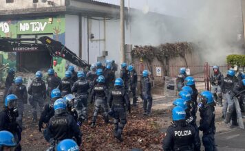 Bocciodromo sgomberato, tensione a sera: campo Ferrovieri nuovo presidio No Tav. Possamai soddisfatto: “Assenza scontri” bocciodromo sgombero polizia manifestanti fonte global project