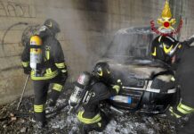 Incendio auto a Torri di Quartesolo, fiamme sotto il ponte autostradale Incendio auto Torri di Quartesolo
