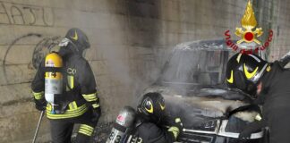 Incendio auto a Torri di Quartesolo, fiamme sotto il ponte autostradale Incendio auto Torri di Quartesolo