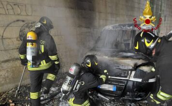Incendio auto a Torri di Quartesolo, fiamme sotto il ponte autostradale Incendio auto Torri di Quartesolo