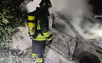 Paura nella notte a Montecchio Maggiore: auto a GPL in fiamme in via Cima Undici incendio montecchio maggiore