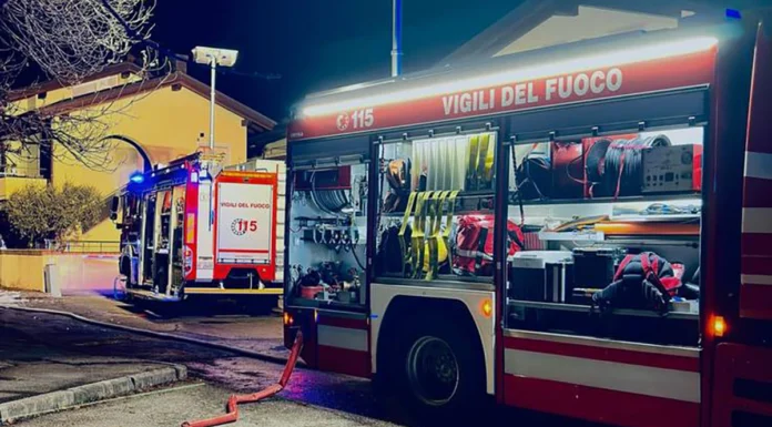 Vigili del Fuoco intervengono in forze per incendio appartamento a Thiene: nessun ferito incendio thiene appartamento