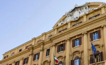 Affitti brevi, banche e tassa sui mini pacchi: cosa cambia in Manovra manovra