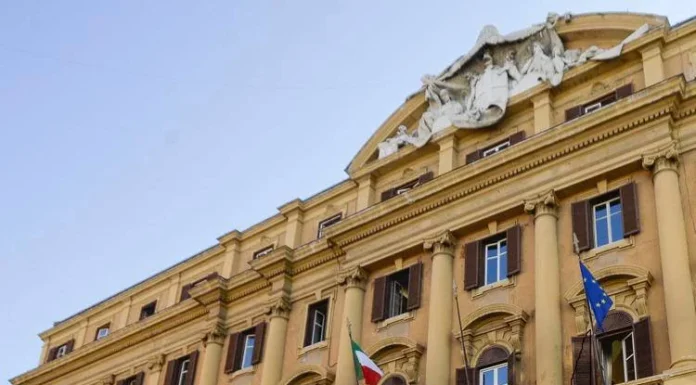 Affitti brevi, banche e tassa sui mini pacchi: cosa cambia in Manovra manovra