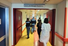 Sorrisi e gadgets: la Polizia di Stato di Vicenza fa visita ai piccoli pazienti dell’Ospedale San Bortolo questura di vicenza polizia ospedale 2