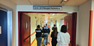 Sorrisi e gadgets: la Polizia di Stato di Vicenza fa visita ai piccoli pazienti dell’Ospedale San Bortolo questura di vicenza polizia ospedale 2