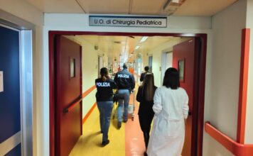 Sorrisi e gadgets: la Polizia di Stato di Vicenza fa visita ai piccoli pazienti dell’Ospedale San Bortolo questura di vicenza polizia ospedale 2