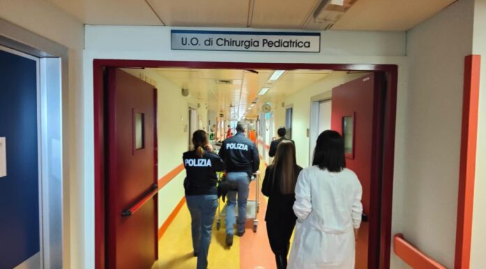 Sorrisi e gadgets: la Polizia di Stato di Vicenza fa visita ai piccoli pazienti dell’Ospedale San Bortolo questura di vicenza polizia ospedale 2