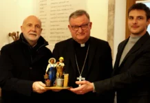 Lavoro e Inclusione nel Presepe del Vescovo Brugnotto: Coldiretti e Confartigianato donano la statuina statuina presepe 2025 confartigianato brugnotto vescovo vicenza