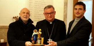 Lavoro e Inclusione nel Presepe del Vescovo Brugnotto: Coldiretti e Confartigianato donano la statuina statuina presepe 2025 confartigianato brugnotto vescovo vicenza