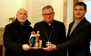 Lavoro e Inclusione nel Presepe del Vescovo Brugnotto: Coldiretti e Confartigianato donano la statuina statuina presepe 2025 confartigianato brugnotto vescovo vicenza