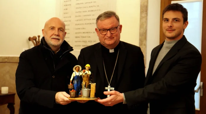 Lavoro e Inclusione nel Presepe del Vescovo Brugnotto: Coldiretti e Confartigianato donano la statuina statuina presepe 2025 confartigianato brugnotto vescovo vicenza