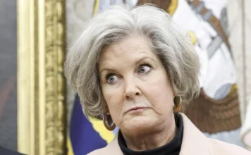 Susie Wiles: “Trump ha personalità da alcolista”. Poi nega. E’ bufera sulla capa di gabinetto trump