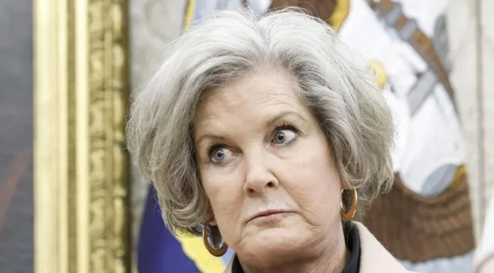 Susie Wiles: “Trump ha personalità da alcolista”. Poi nega. E’ bufera sulla capa di gabinetto trump