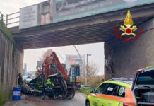 Thiene, escavatore scivola dal camion e schiaccia un’auto: ferita la conducente Thiene escavatore