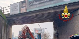 Thiene, escavatore scivola dal camion e schiaccia un’auto: ferita la conducente Thiene escavatore