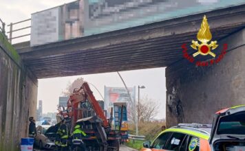 Thiene, escavatore scivola dal camion e schiaccia un’auto: ferita la conducente Thiene escavatore