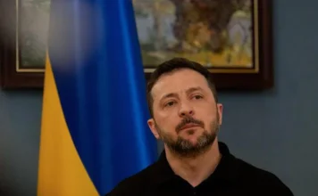 Ucraina, Zelensky a Parigi da Macron. Negoziati Miami incentrati su definizione confine Zelensky