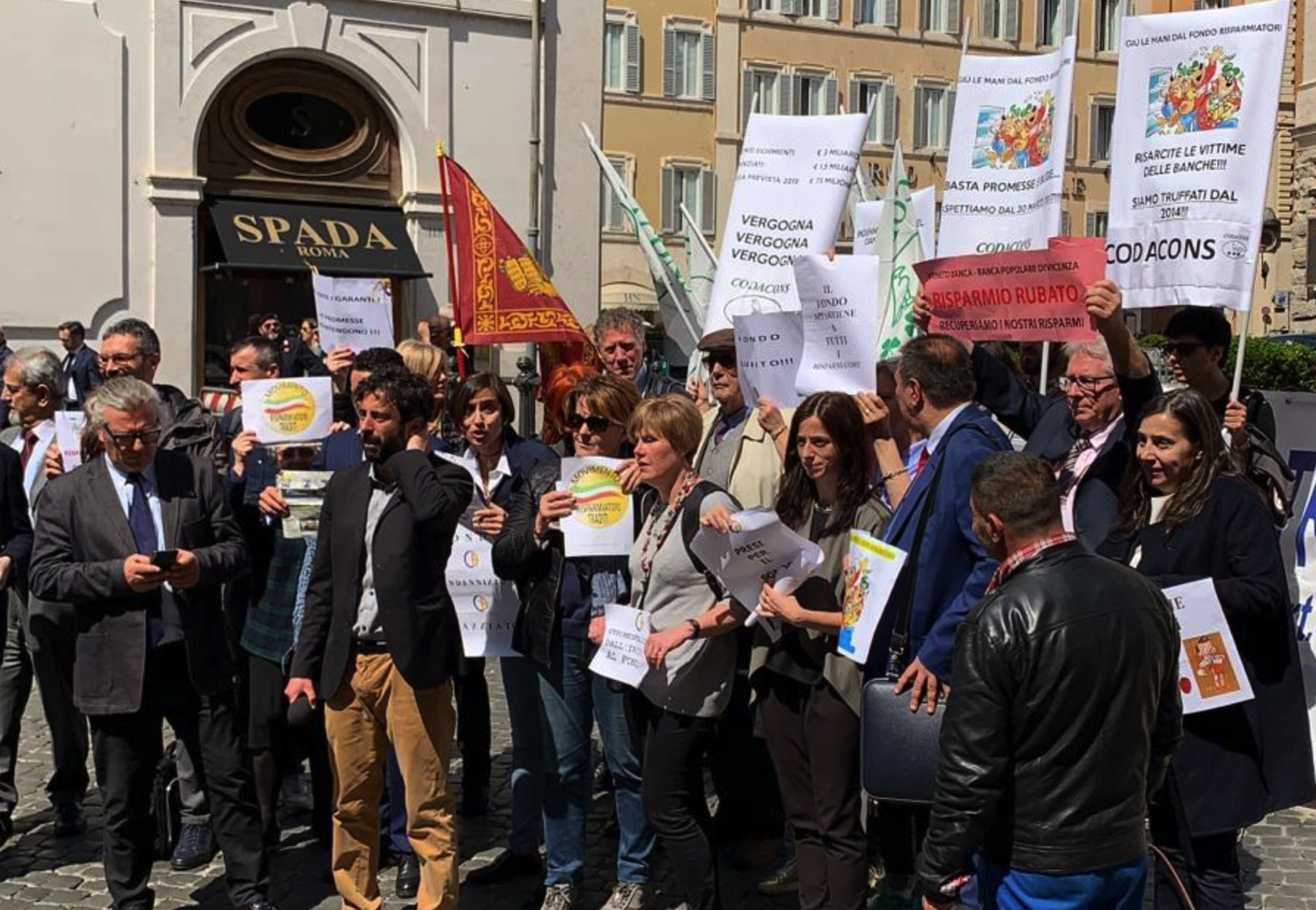 Associazioni e comitati risparmiatori in piazza a Roma (il fotografo è Miatello