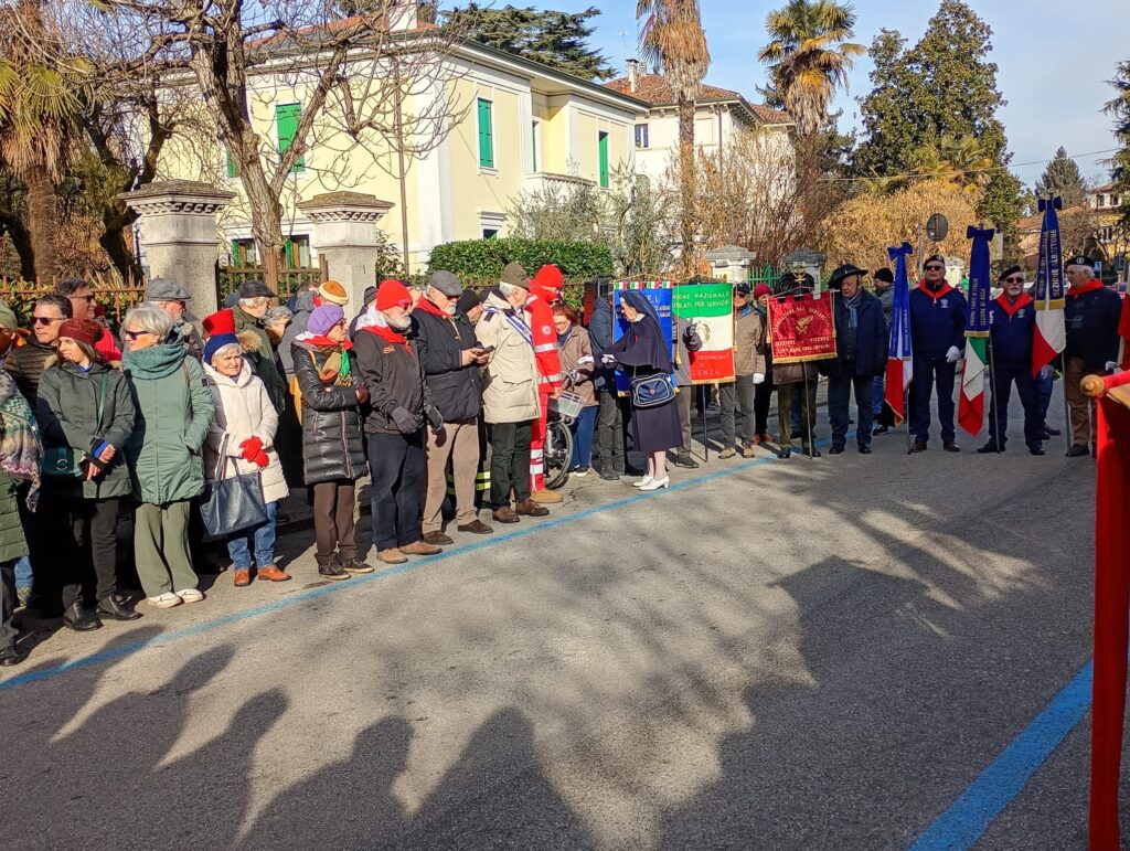 Cittadini ed iscritti all'ANPI Vicenza alla cerimonia commemorativa di Dino Carta