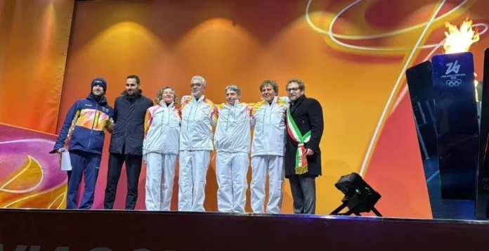 Fiamma Olimpica sul palco di Vicenza, oltre a Zilio (sx) e Possamai (dx) ci sono stati l’ex maratoneta Gelindo Bordin, l’ex mezzofondista Gabriella Dorio, l’imprenditore e presidente del Vicenza Calcio Renzo Rosso e l’alpinista Mario Vielmo