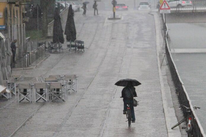 Allerta meteo gialla per temporali martedì 18 agosto: la mappa delle 7 regioni a rischio maltempo