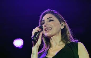 Anna Tatangelo, tour rimandato: “Non è una decisione facile, ho bisogno di tempo”